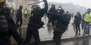 Τουλάχιστον 100 άτομα τραυματίστηκαν σοβαρά στο όργιο βίας του περασμένου Σαββάτου (Φωτογραφία: ΑΡ/Thibault Camus)