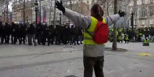 Ο άοπλος διαδηλωτής δέχεται πλαστικές σφαίρες. Φωτογραφία: Twitter 