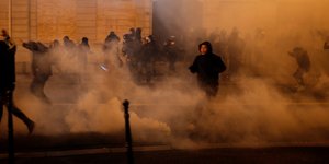 Διαδηλωτές τρέχουν για να αποφύγουν τα δακρυγόνα. Φωτογραφία: AP