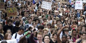 «Γαλλία Ξύπνα!» -Χιλιάδες νέοι Γάλλοι ξεχύθηκαν στους δρόμους φωνάζοντας συνθήμα