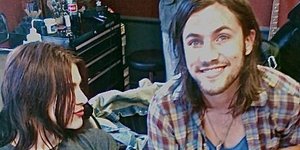 Η κόρη του Κομπέιν αρραβωνιάστηκε σωσία του μπαμπά της; [εικόνες]