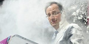 Πέταξαν αλεύρι στον Φρανσουά Ολάντ [βίντεο]