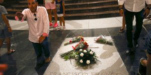 Ενας νοσταλγός του Φράνκο χαιρετά φασιστικά μπροστά στο μαυσωλείο / Φωτογραφία: AP Images