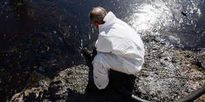Μαύρισαν από την πετρελαιοκηλίδα οι ακτές της Πειραϊκής/Φωτογραφίες: Intimenews/ΚΩΤΣΙΑΡΗΣ ΓΙΑΝΝΗΣ