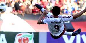 Εντυπωσιακό γκολ επιθετικού με εναέριο ψαλιδάκι [βίντεο]