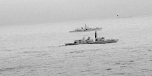 H ρωσική πολεμική φρεγάτα «Ναύαρχος Γκορσκόφ» παρακολουθείται από φρεγάτα του Βρετανικού ναυτικού/ Φωτογραφία: ΑΡ