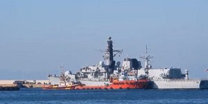Η φρεγάτα του Βρετανικού Βασιλικού Ναυτικού στο λιμάνι του Πειραιά 