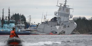 Η μισοβυθισμένη φρεγάτα μετά τη σύγκρουση με το δεξαμενόπλοιο/ Φωτογραφία: ΑΠΕ- EPA/MARIT HOMMEDAL