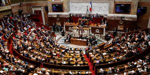 Απαγορεύονται τα θρησκευτικά σύμβολα στα ρούχα των Γάλλων βουλευτών. Φωτογραφία: AP