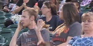 Δεν την φίλησε και εκείνη τον έλουσε με αναψυκτικό [βίντεο]