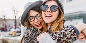 Δύο φίλες αγκαλιάζονται /Φωτογραφία: Shutterstock