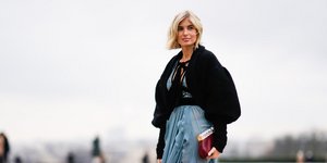 Γυναίκα ποζάρει στον φακό/Φωτογραφία Getty Images / Ideal Image