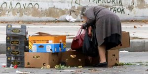 Γυναίκα μαζεύει τα απομεινάρια από τη λαϊκή /Φωτογραφία Αρχείου: Intime News