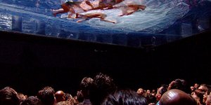 Η ανατρεπτική παράσταση Fuerza Bruta από τη Νέα Υόρκη στο Θέατρο Badminton