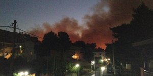 Στις φλόγες οι Αφίδνες – H φωτιά έχει φτάσει στα σπίτια - Εκλεισε η Εθνική Οδός