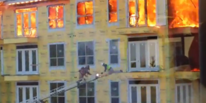 Η ψυχραιμία του έσωσε τη ζωή -Εγκλωβισμένος στον πέμπτο όροφο φλεγόμενου κτιρίου