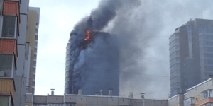 Στις φλόγες τυλίχτηκε κτίριο 25 ορόφων στη Ρωσία [βίντεο]