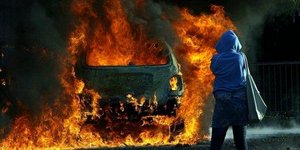 Αγνωστοι πυρπόλησαν δύο αυτοκίνητα στη Βούλα