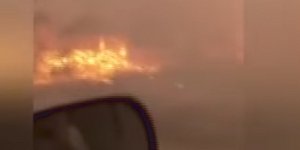 Πολίτες προσπαθούν να φύγουν με ΙΧ από τη μανία της πυρκαγιάς 