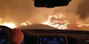 Οδηγός περνά μέσα από τις φλόγες στην Καλιφόρνια