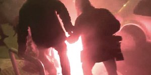 Βίντεο ντοκουμέντο: Η στιγμή που η φωτοβολίδα έπεσε πάνω στην 19χρονη στο Αγρίνιο