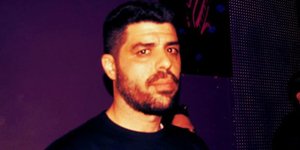 Ο σωματοφύλακας του Μιχαλολιάκου 2 ημέρες μετά τη δολοφονία Φύσσα τραγουδά