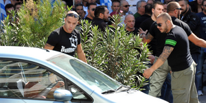 Χρυσαυγίτες προπηλάκισαν γυναίκα οδηγό έξω από τη ΓΑΔΑ [εικόνες]