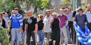 Λίγοι οι οπαδοί της ΧΑ έξω από τη ΓΑΔΑ -Τους πήγαν σημαίες για να προκαλέσουν αν
