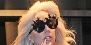 Η Lady Gaga έκανε βόλτα στη Νέα Υόρκη μόνο με το σουτιέν της {εικόνες}