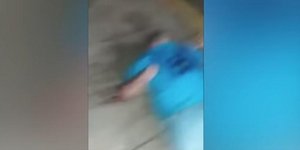 Ο δημοσιογράφος Άνχελ Γκαχόνα σωριάζεται αιμόφυρτος στο έδαφος από πυρά αγνώστων (Φωτογραφία: YouTube)