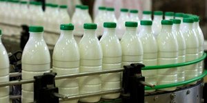 Ξένα μέσα: Η διαμάχη για το πιο ακριβό γάλα της Ευρώπης θέτει σε κίνδυνο το ελλη