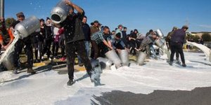 Παραγωγοί διαμαρτύρονται στην Σαρδηνία- Φωτογραφία: milanac.ru