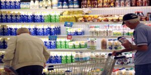 Οι Έλληνες εν μέσω κρίσης έκοψαν ακόμα και το γάλα