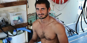 Γλίτωσε από τα δόντια του κροκόδειλου πλακώνοντάς τον στις μπουνιές [εικόνες]