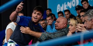 Ο Γαλιατσάτος ανέβηκε στην κερκίδα να διαμαρτυρηθεί/ Φωτογραφία: ΑΠΕ/ EPA/Jed Leicester for OIS