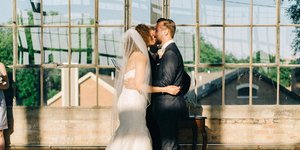 Οι νεόνυμφοι δίνουν το πρώτο τους φιλί/ Φωτογραφία: Kevin Kennedy Ryan II/ Twitter -Sean Cook Wedding Photography