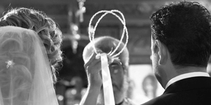 Η κρίση φέρνει...εκπτώσεις: Ιερείς κάνουν δώρο νυφικό και στέφανα για να παντρευ
