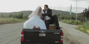 Ενα θεότρελο βίντεο γάμου: Πατρινοί νεόνυμφοι έπεσαν στη θάλασσα