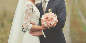 Ζευγάρι ψάχνει άτομο να βιντεοσκοπήσει την πρώτη νύχτα γάμου (Φωτογραφία: Shutterstock)