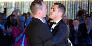 Ιδού το πρώτο παντρεμένο ομοφυλόφιλο ζευγάρι στην ιστορία της Γαλλίας [εικόνες&β