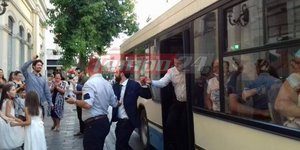 Πήγαν στο γάμο με αστικό λεωφορείο και κατέβηκαν χορεύοντας/ Φωτογραφία: tempo24