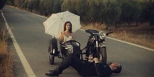 Ζευγάρι αναπαράστησε... ελληνικά σήριαλ και ταινίες της Βουγιουκλάκη για το γάμο