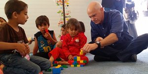 O Παπανδρέου πήγε στην Ιορδανία για να φέρει ειρήνη και έπαιξε με Lego σε προσφυ