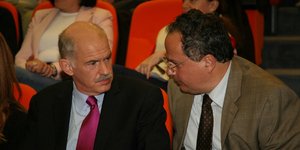 Ο Γ. Παπανδρέου το 2008 σε εκδήλωση με τον τότε πρόεδρο του ΙΣΤΑΜΕ Νίκο Κοτζιά -Φωτογραφία: EUROKINISSI-ΧΡΗΣΤΟΣ ΜΠΟΝΗΣ