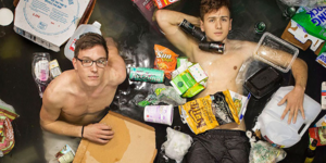 Κολυμπώντας στα σκουπίδια: Μία σοκαριστική φωτογράφιση για το περιβάλλον [εικόνε