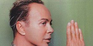 Mε κτίριο-φάντασμα μοιάζει ο χλιδάτος οίκος μόδας του Λάκη Γαβαλά [εικόνες]