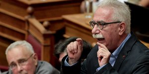 Η απίστευτη εξήγηση του Κ. Γαβρόγλου για τους σημαιοφόρους με κλήρωση-Φωτογραφία: Intimenews