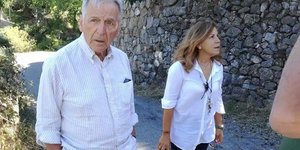 Του παρέθεσαν γεύμα στην πλατεία του χωριού