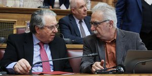 Επίθεση του υπ. Παιδείας Κ. Γαβρόγλου (δεξιά) στον πρώην πρύτανη Γ. Μπαμπινιώτη (αριστερά) -Φωτογραφία: Intimenews/ΜΠΑΛΤΑΣ ΚΩΣΤΑΣ