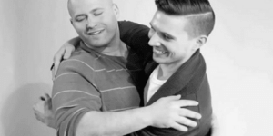 Η πρώτη αγκαλιά: Ενα τρυφερό πρότζεκτ γροθιά στην ομοφοβία [βίντεο]